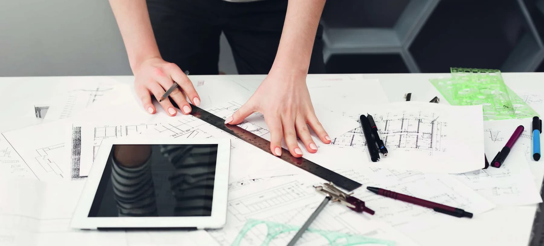 Küchenplanung auf Papier und Tablet